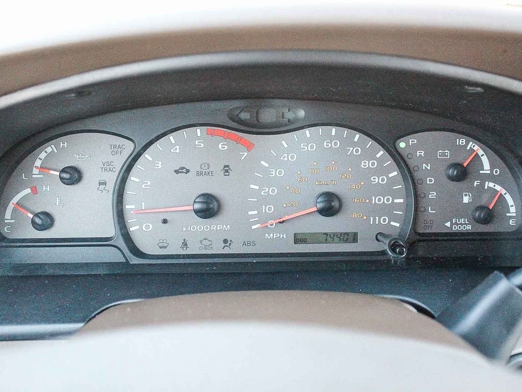 Used 2004 Gold Toyota SR5 image 25