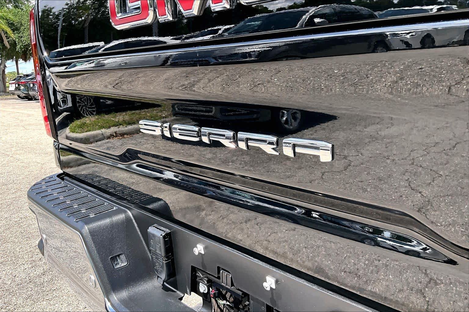 Used 2024 Onyx Black GMC SLT image 10