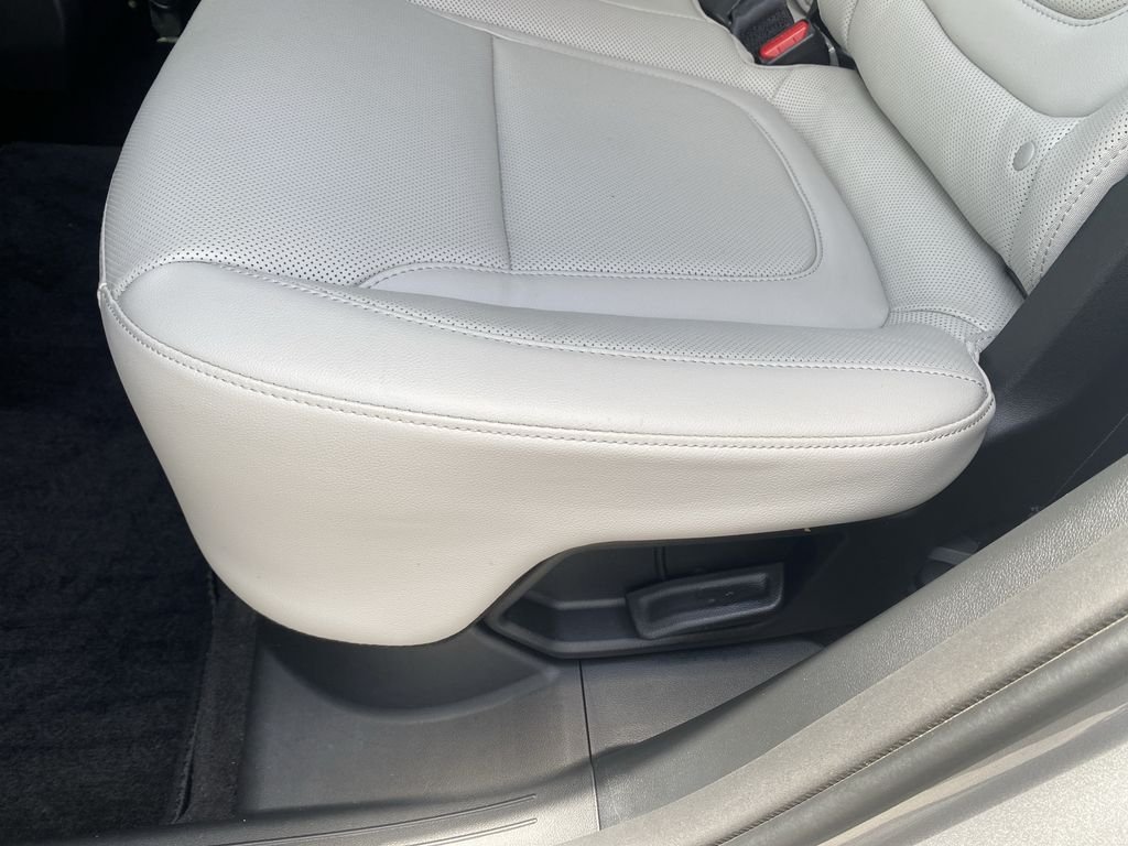 Certified Used 2024 Shimmering Silver Hyundai Limited image 31