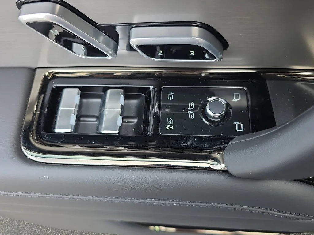 New 2025 Santorini Black LAND ROVER Dynamic SE image 29