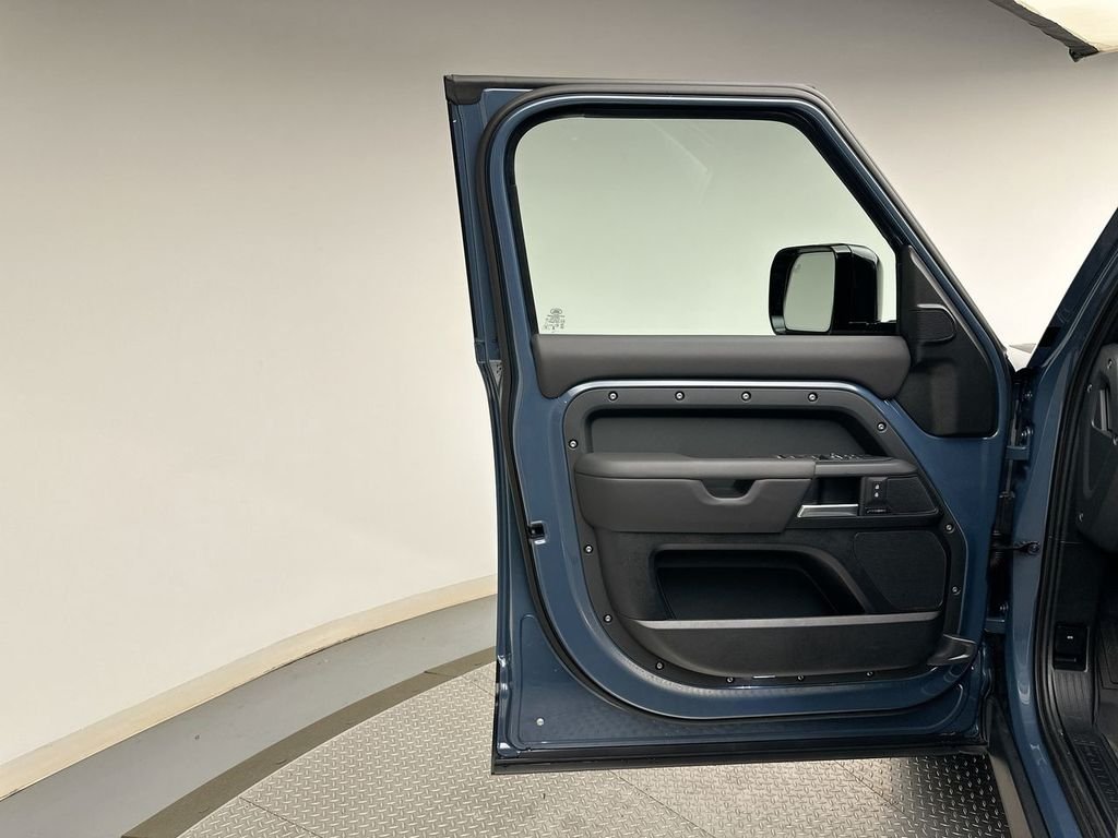 New 2026 Tasman Blue Land Rover S image 9