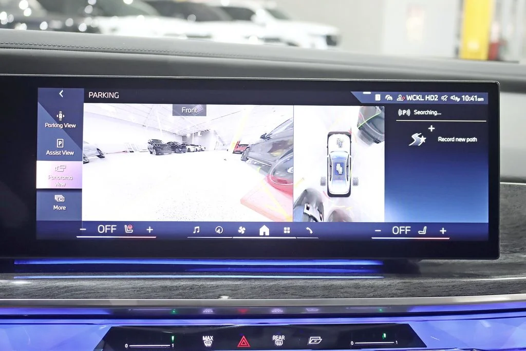 Used 2024 White BMW 760i xDrive image 19