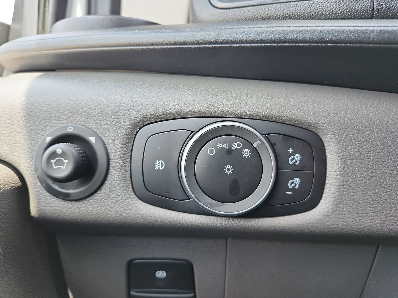 Used 2025 Oxford White Ford Base image 22