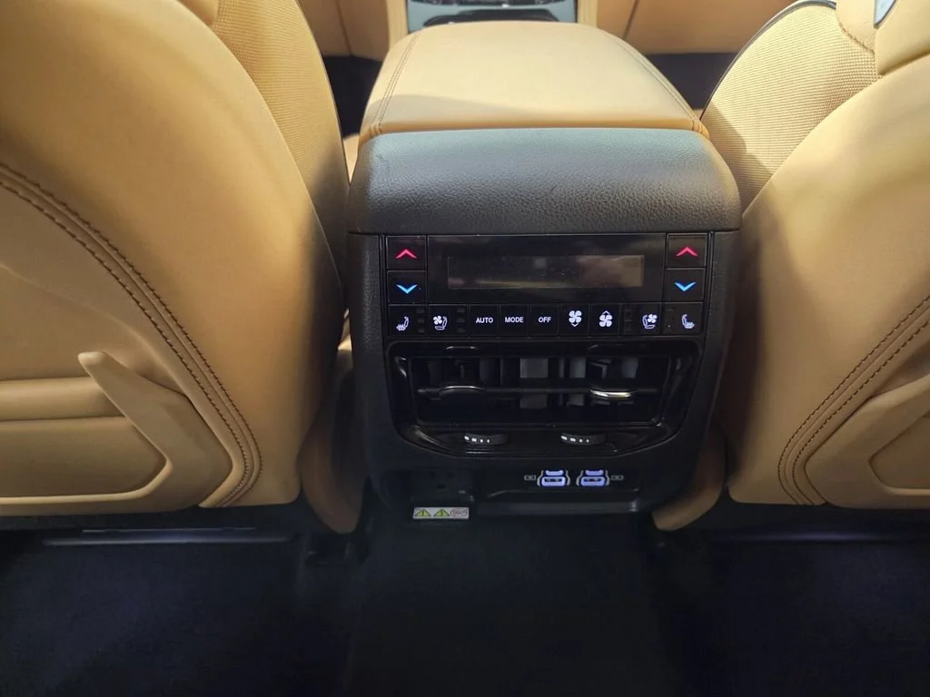Used 2024 Diamond Black Crystal Pearlcoat Jeep Summit Reserve image 29