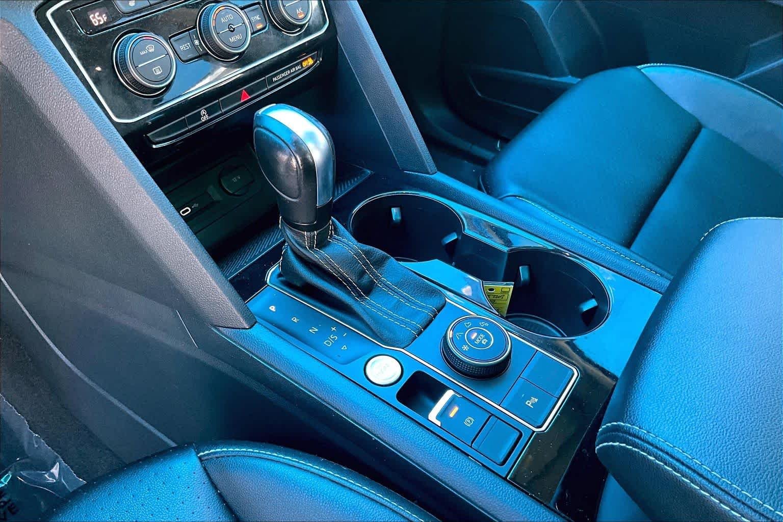 Used 2022 Tourmaline Blue Metallic Volkswagen 3.6L V6 SE w/Technology image 16