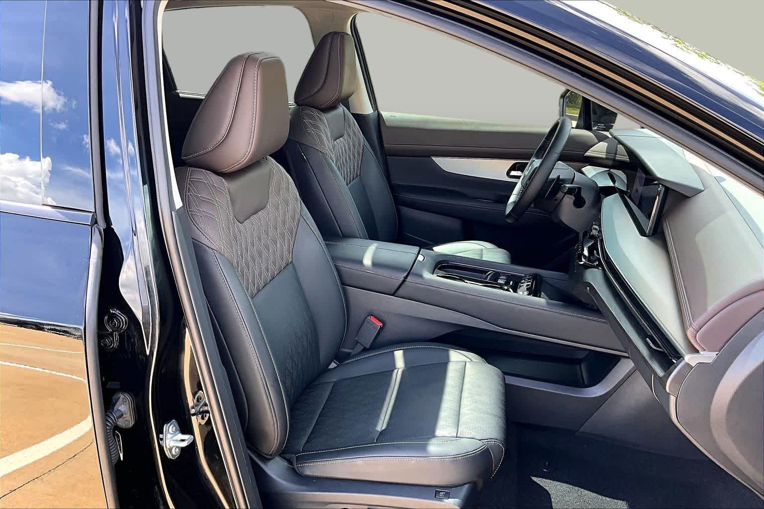 Used 2025 Super Black Nissan Platinum image 9