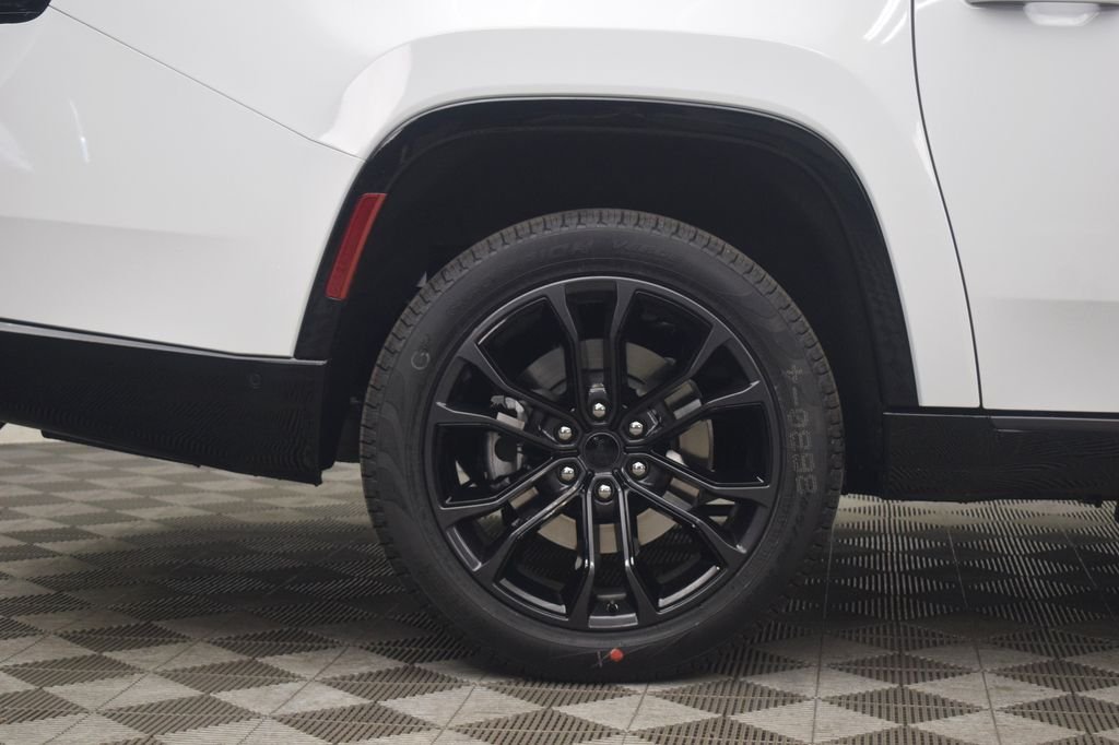 New 2026 Bright White Clear-Coat Exterior Paint Jeep Summit Reserve image 9