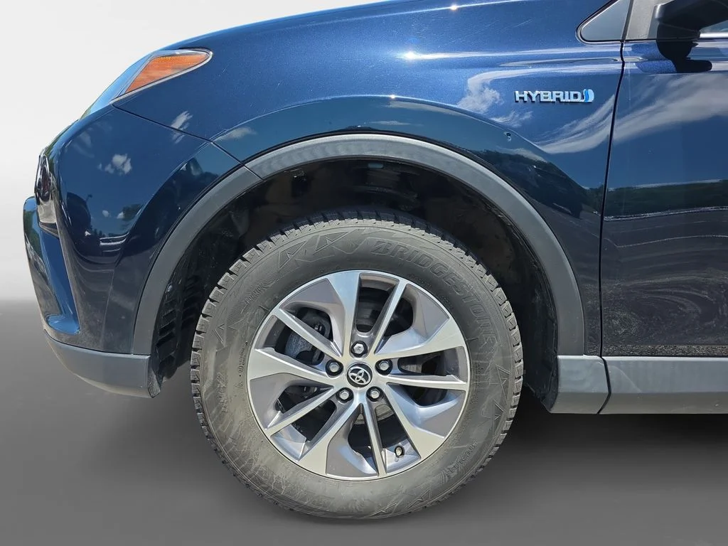 Used 2018 Galactic Aqua Mica Toyota XLE image 14