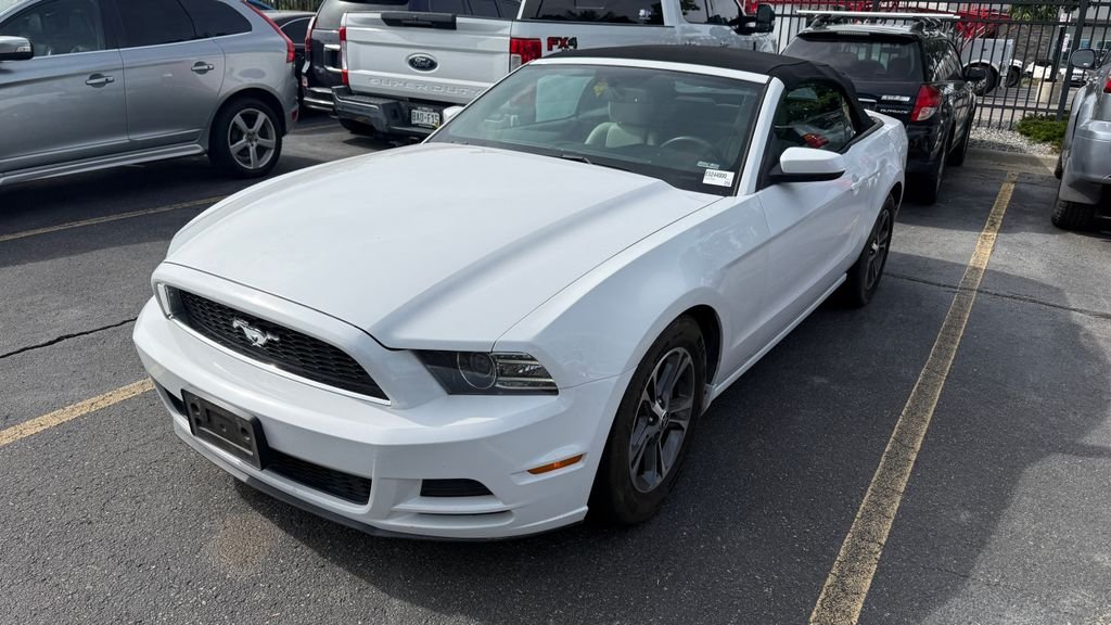 Used 2014 White Ford V6 Premium image 2