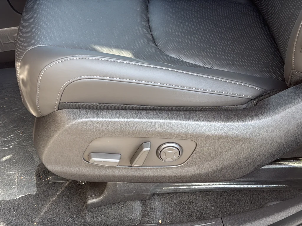 New 2027 Ceramic Silver Kia LXS image 18