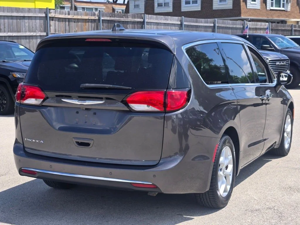 Used 2018 Gray Chrysler Touring Plus image 8