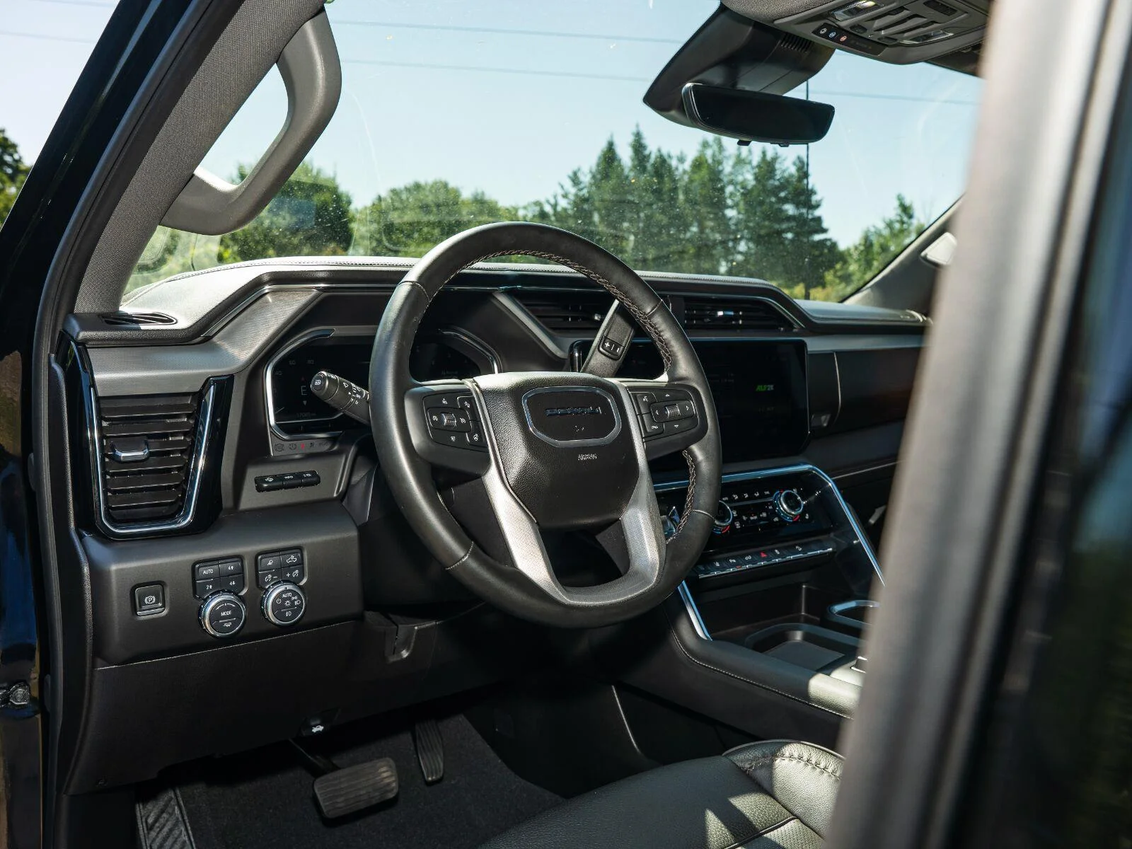 Used 2025 Onyx Black GMC Denali image 28