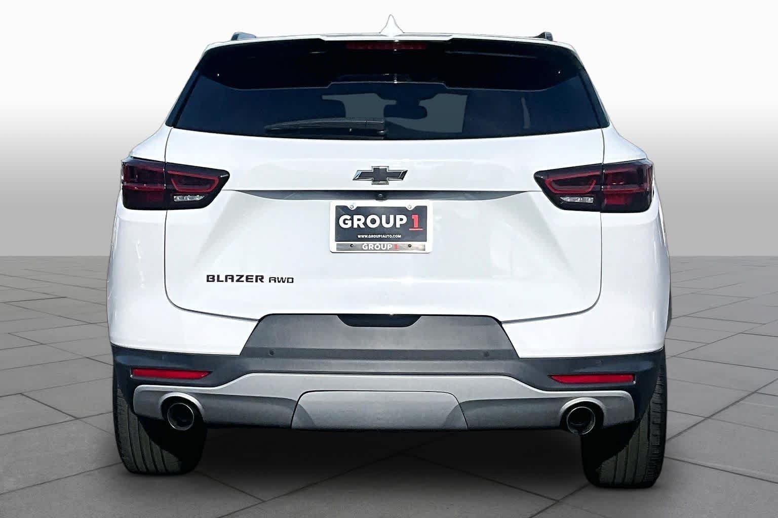 Used 2024 Summit White Chevrolet LT image 5