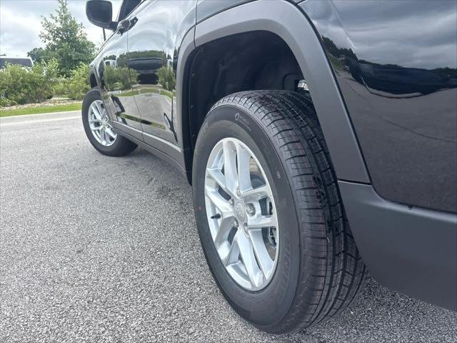 New 2026 Diamond Black Crystal Pearl-Coat Exterior Paint Jeep Laredo image 7