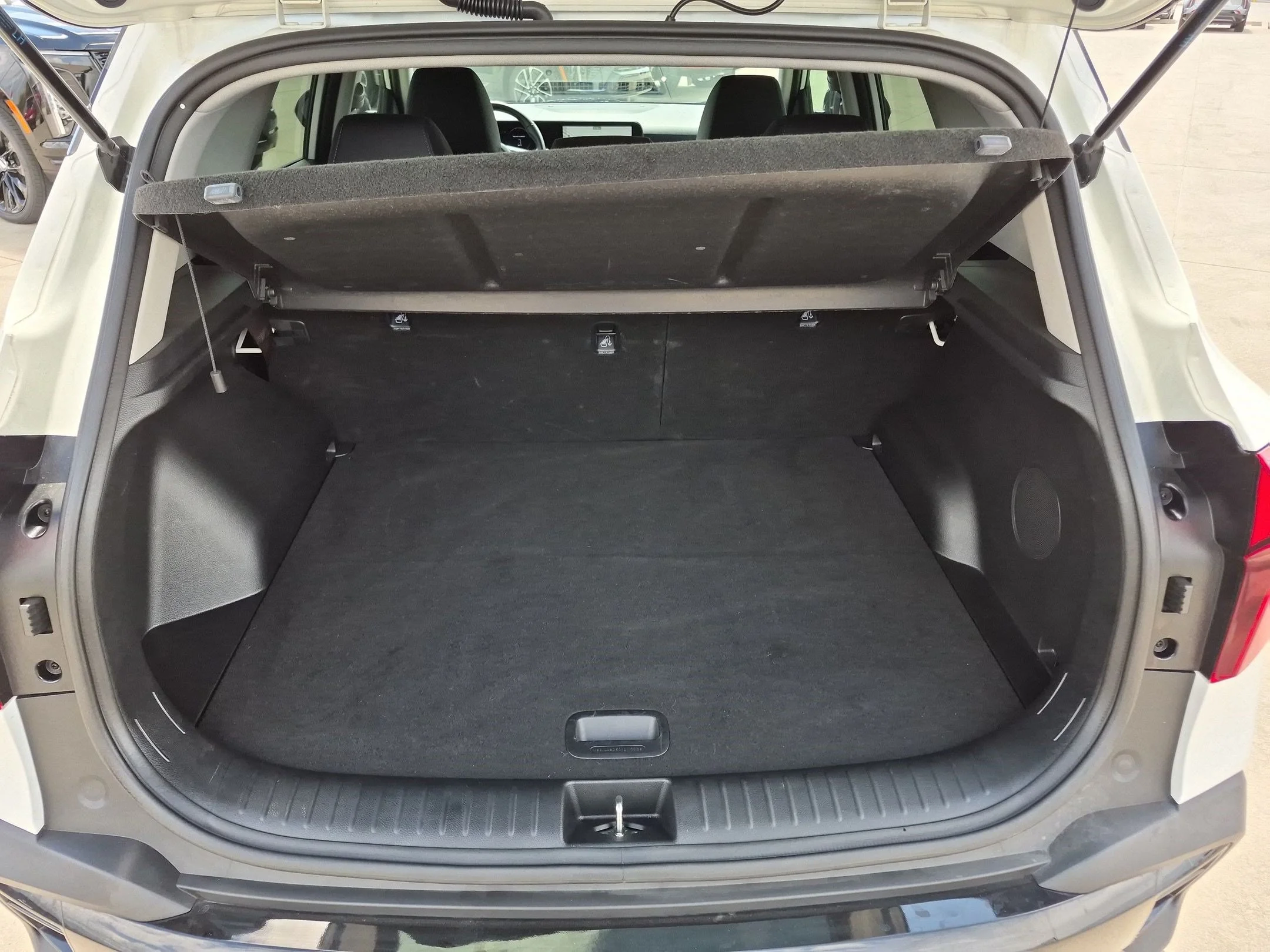Used 2024 Clear White/Black Roof Kia SX image 32