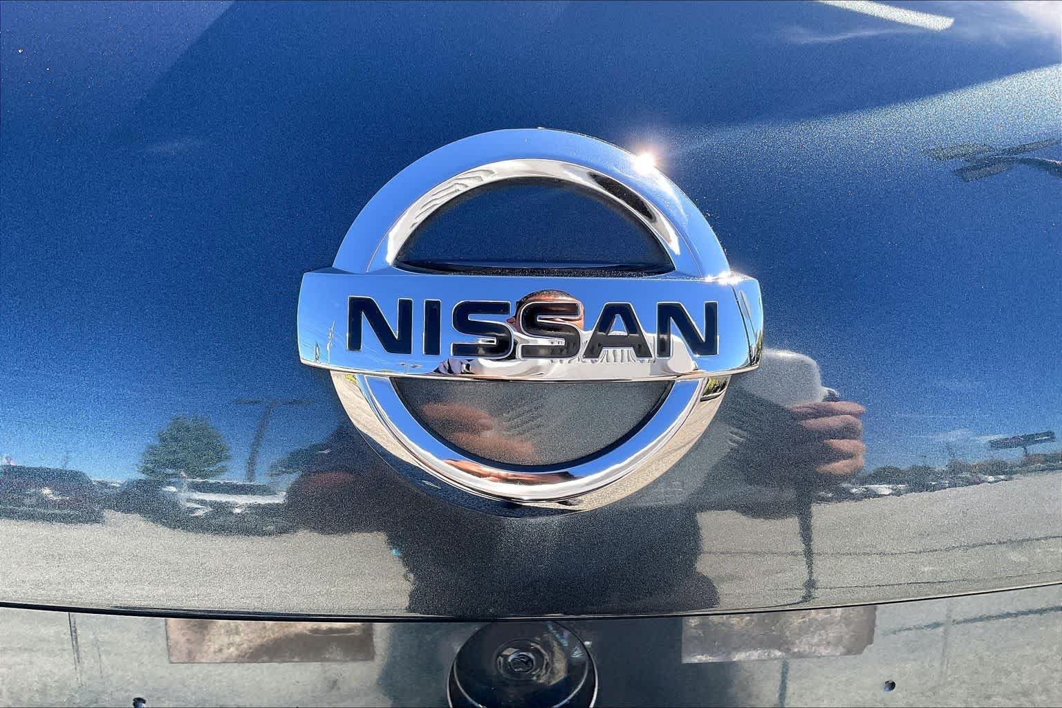 Used 2014 Graphite Blue Metallic Nissan SV image 31