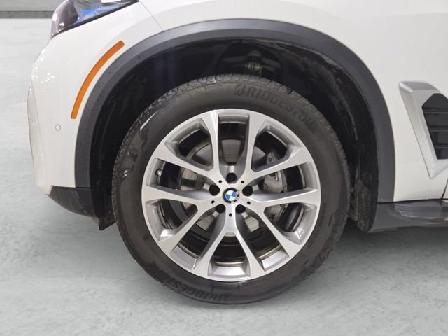 Used 2026 White BMW sDrive40i image 23