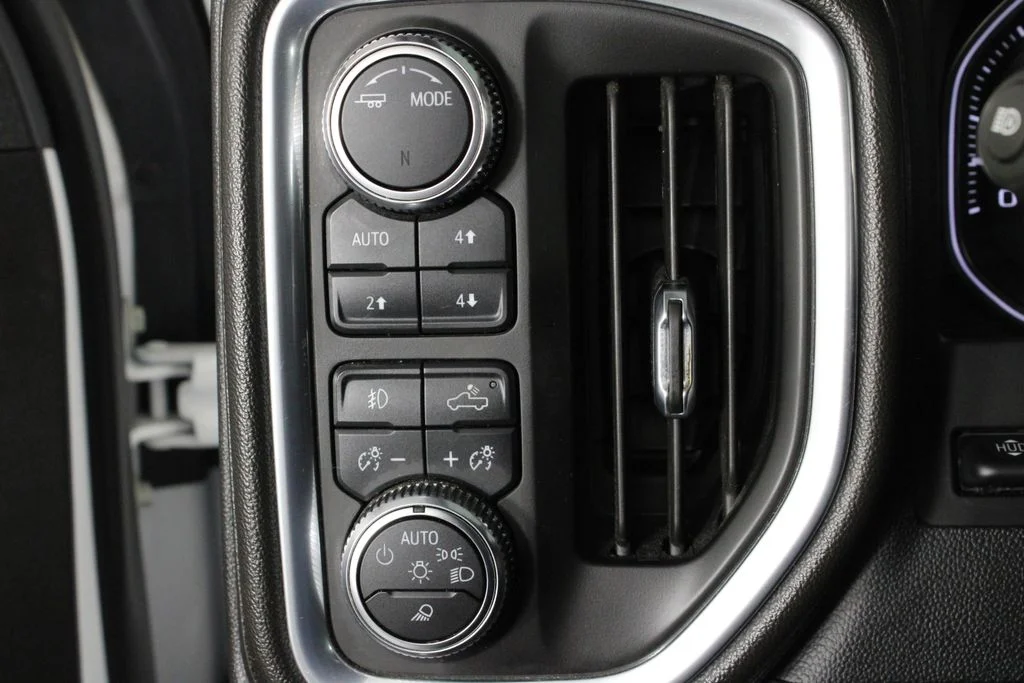 Used 2022 White GMC AT4 image 23