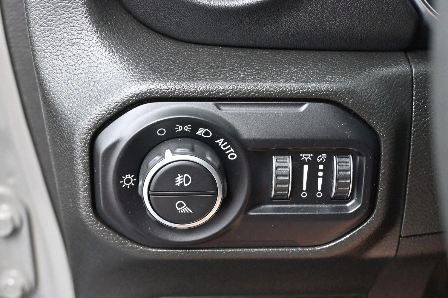 Used 2022 Sting-Gray Clearcoat Jeep Overland image 26