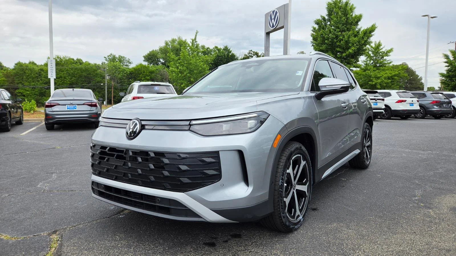 New 2026 Pyrite Silver Metallic Volkswagen SE image 9