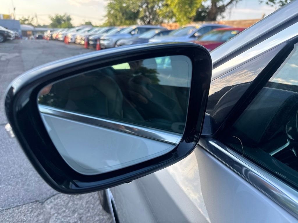 Used 2019 Silver BMW 530i xDrive image 28