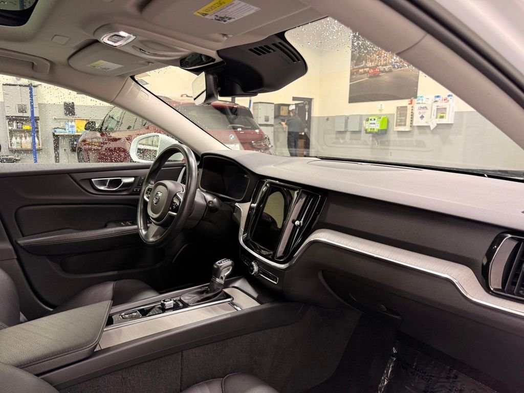 Used 2022 White Volvo  image 28