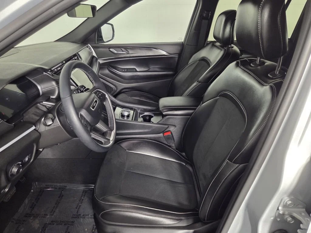 Used 2025 Silver Zynith Jeep Altitude image 12