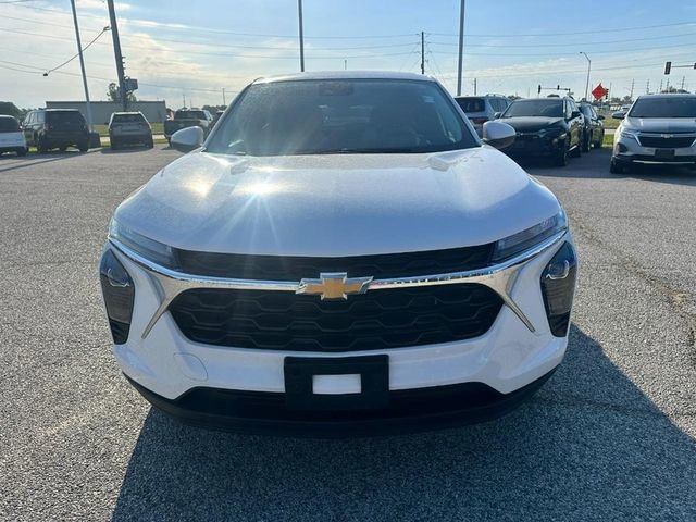 Used 2025 Summit White Chevrolet LS image 9
