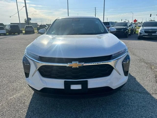 Used 2025 Summit White Chevrolet LS image 9