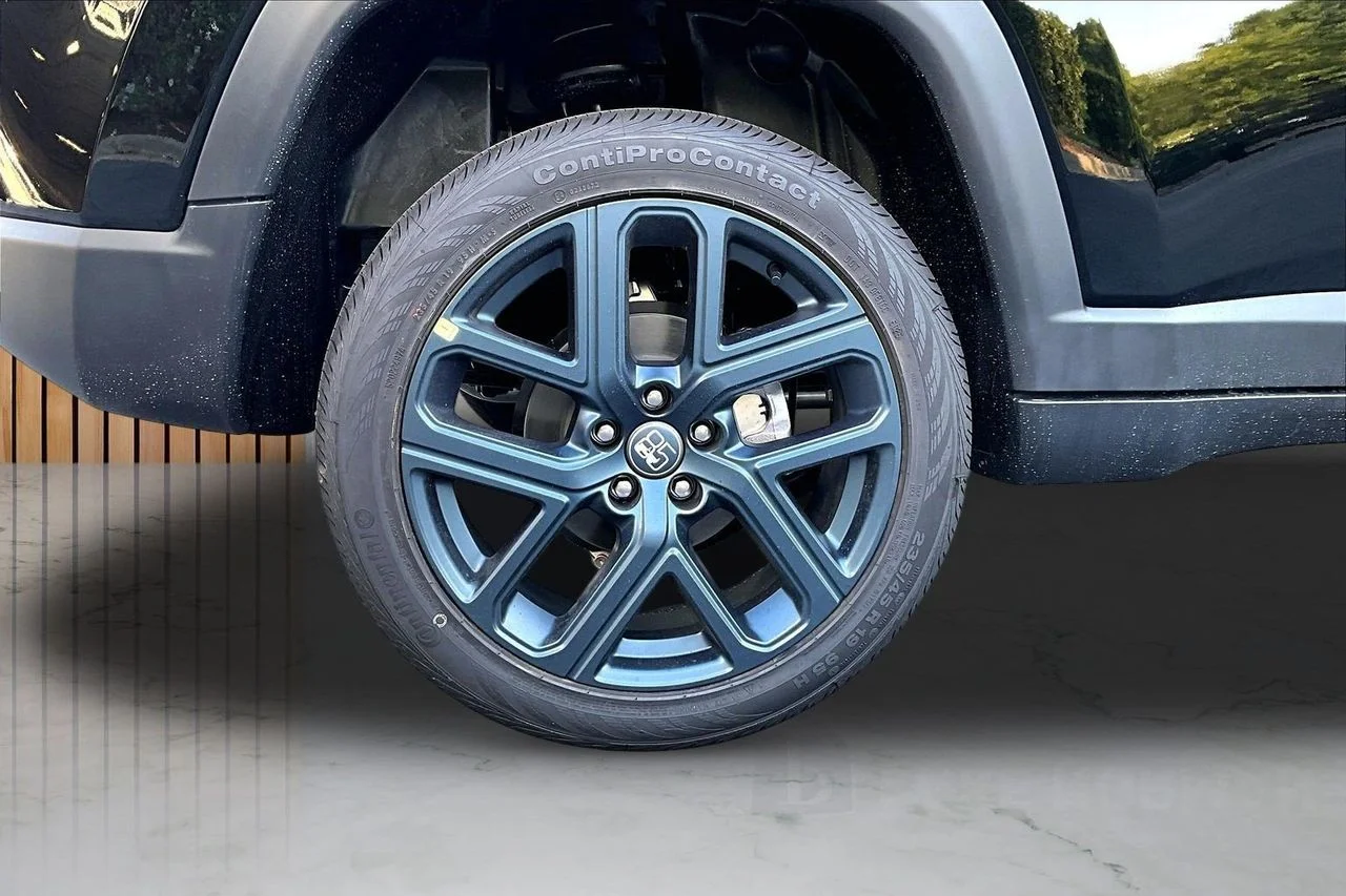 New 2026 Diamond Black Crystal Pearlcoat Jeep Latitude image 31