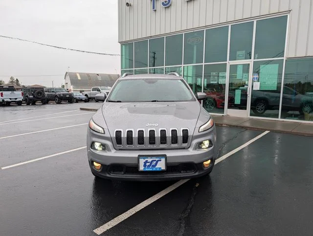 Used 2018 Silver Jeep Latitude image 8
