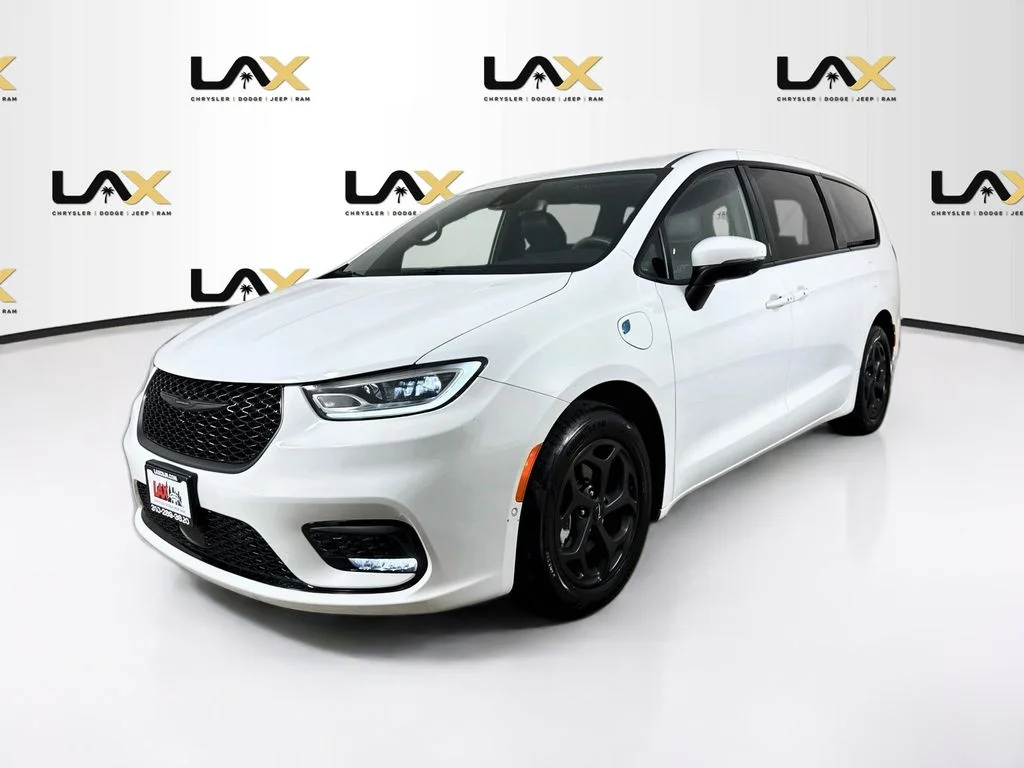 Used 2023 White Chrysler Touring L image 3
