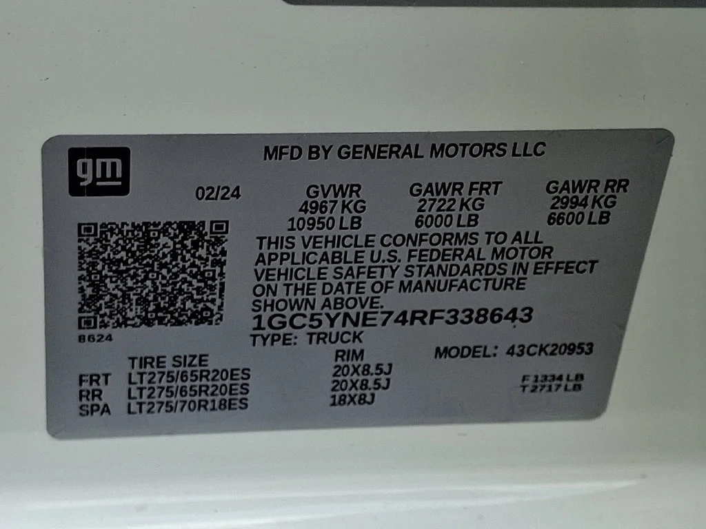 Used 2024 Summit White Chevrolet LT image 28