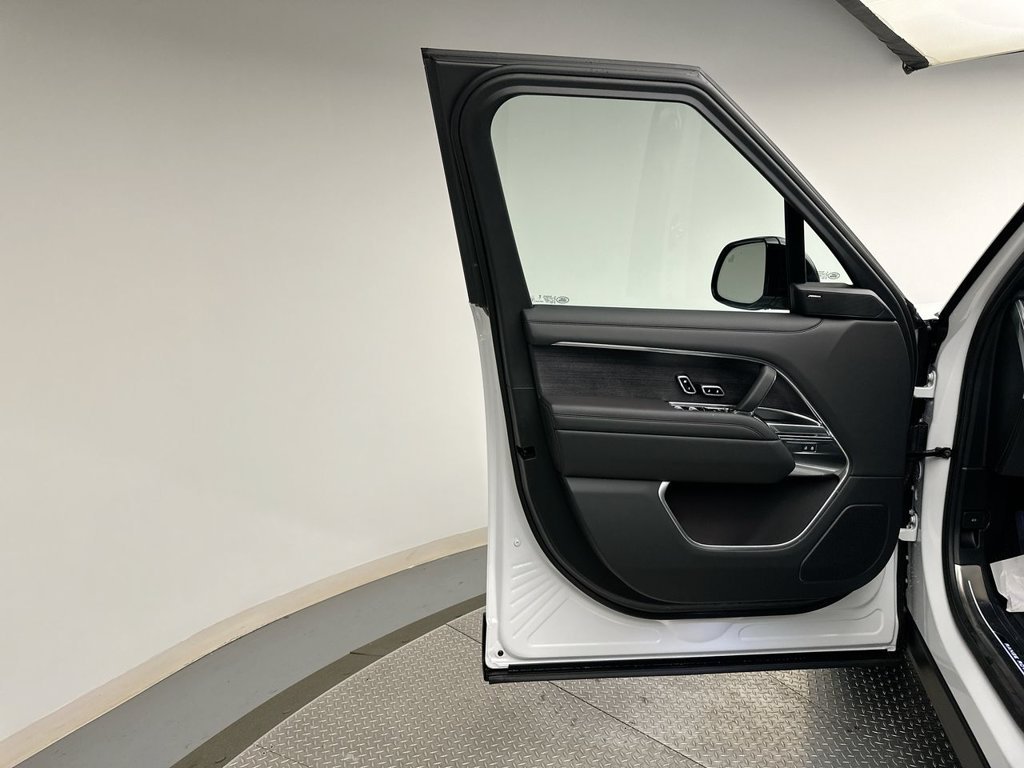 Certified Used 2025 Fuji White Land Rover SE image 7