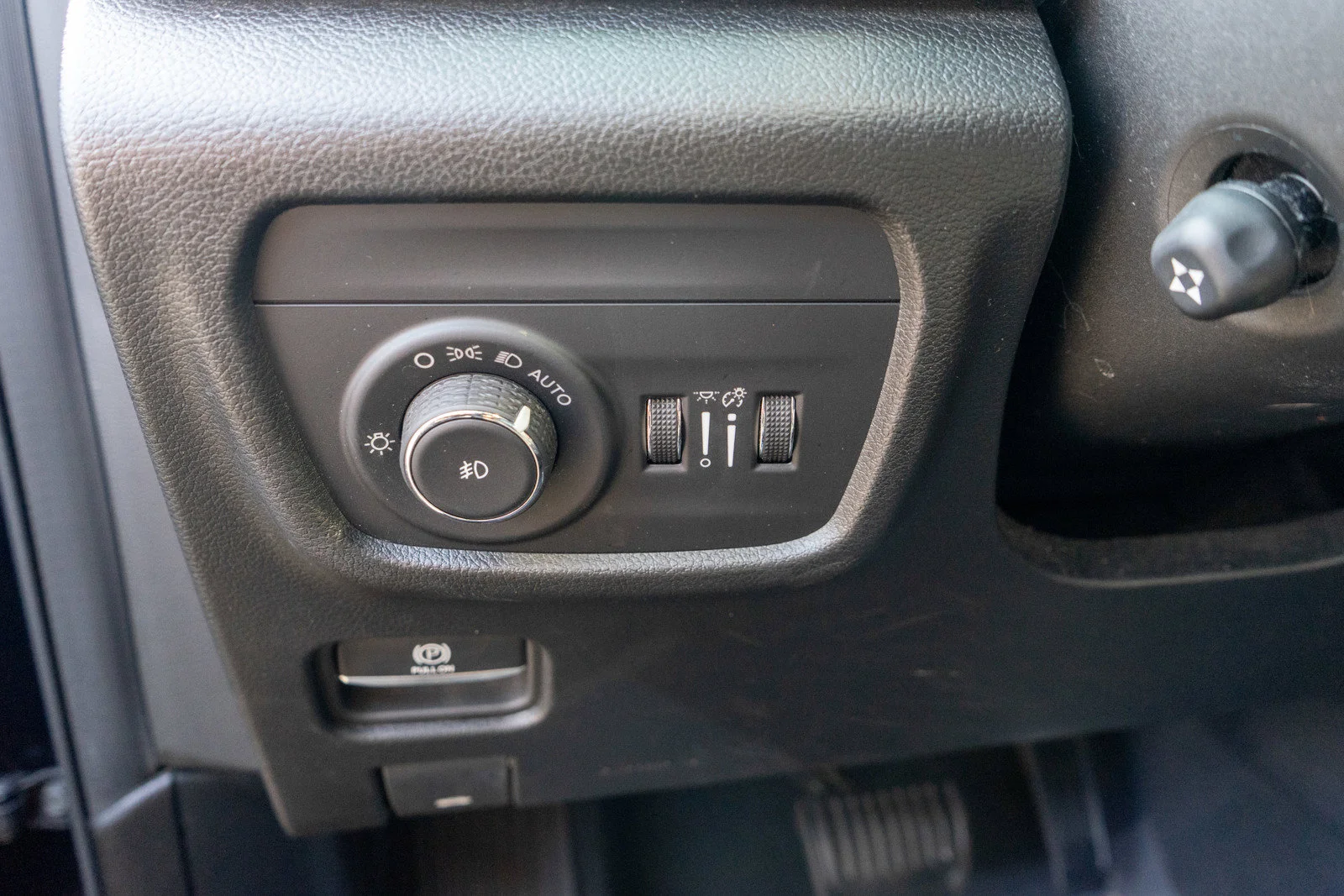 Used 2023 Diamond Black Crystal Pearlcoat Jeep Limited image 16