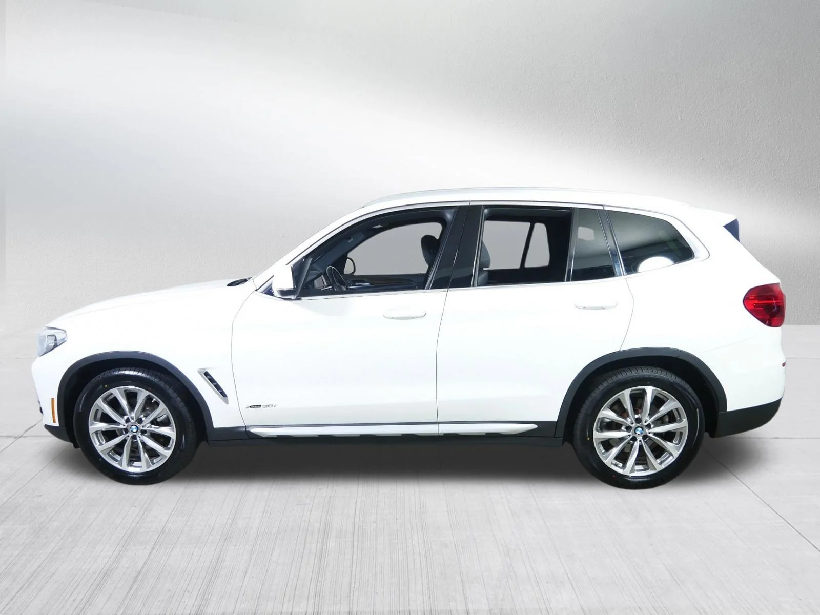 Used 2018 Alpine White BMW xDrive30i image 4