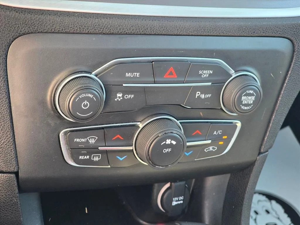 Used 2022 White Dodge SXT image 18