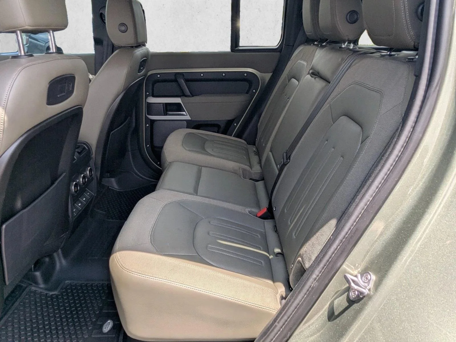 Used 2020 Pangea Green Metallic Land Rover SE image 19