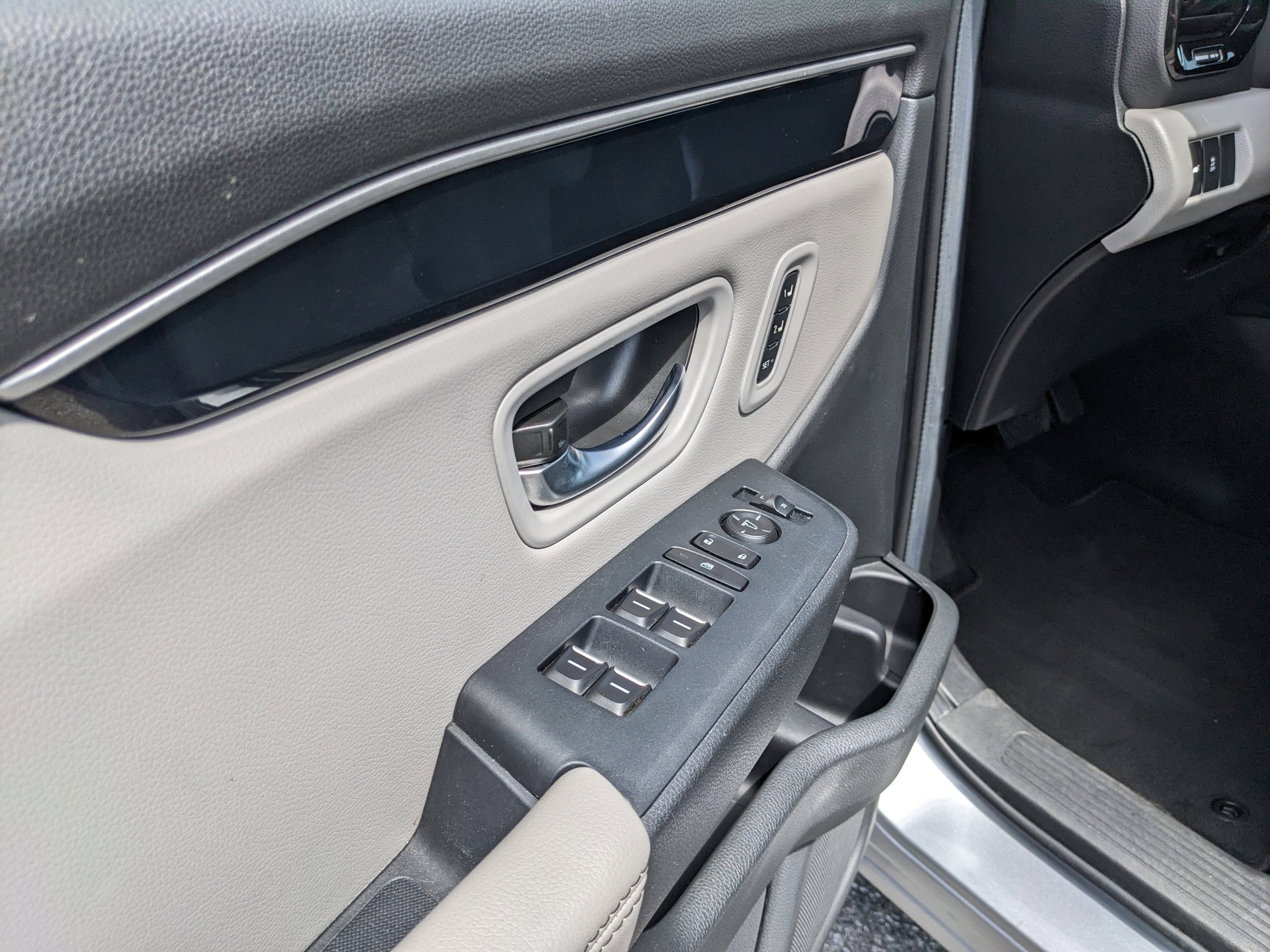 Used 2024 Silver Honda EX-L 8 Passenger image 23