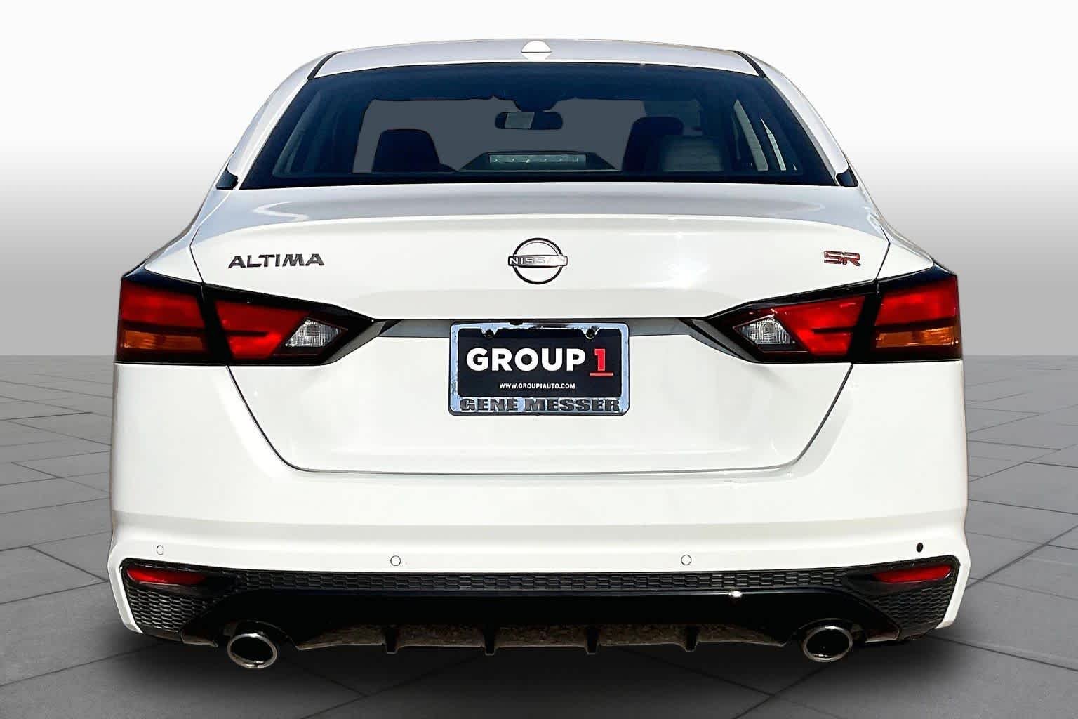 Used 2025 Glacier White Nissan SR image 5