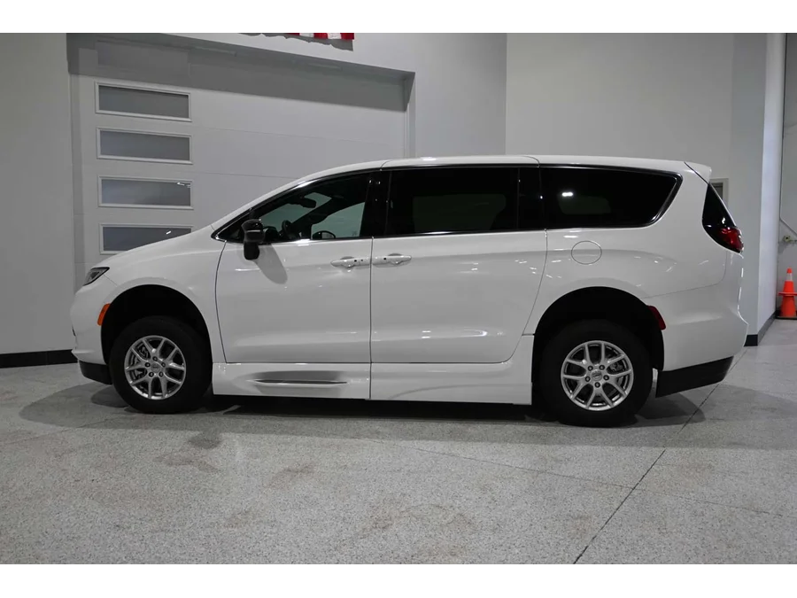 2024 Chrysler Pacifica Touring - Photo 9