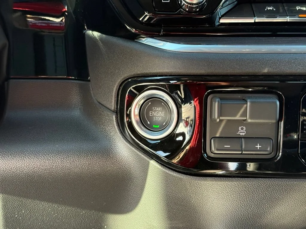 New 2026 Glacier White Tricoat GMC SLT image 28