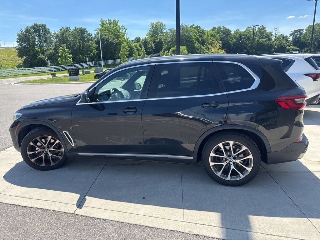 Used 2019 Black Sapphire Metallic BMW xDrive40i image 13