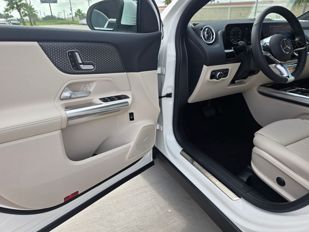 New 2026 Polar White Mercedes-Benz GLA 250 image 11