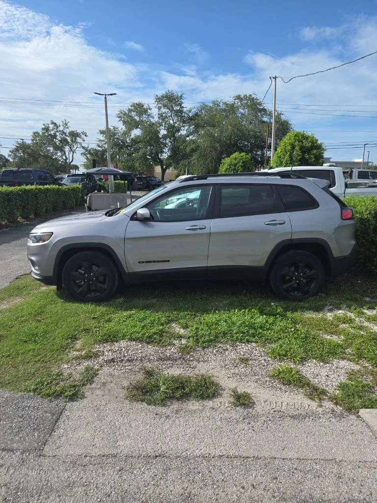 Used 2021 Silver Jeep Latitude Plus image 2