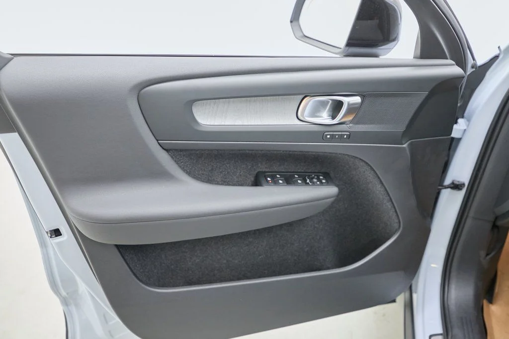 2026 Volvo XC40 Plus - Photo 10