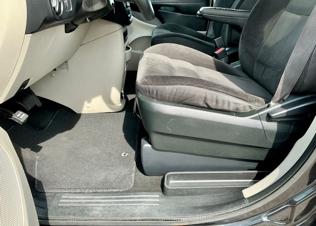 Used 2018 Black Dodge SE image 39
