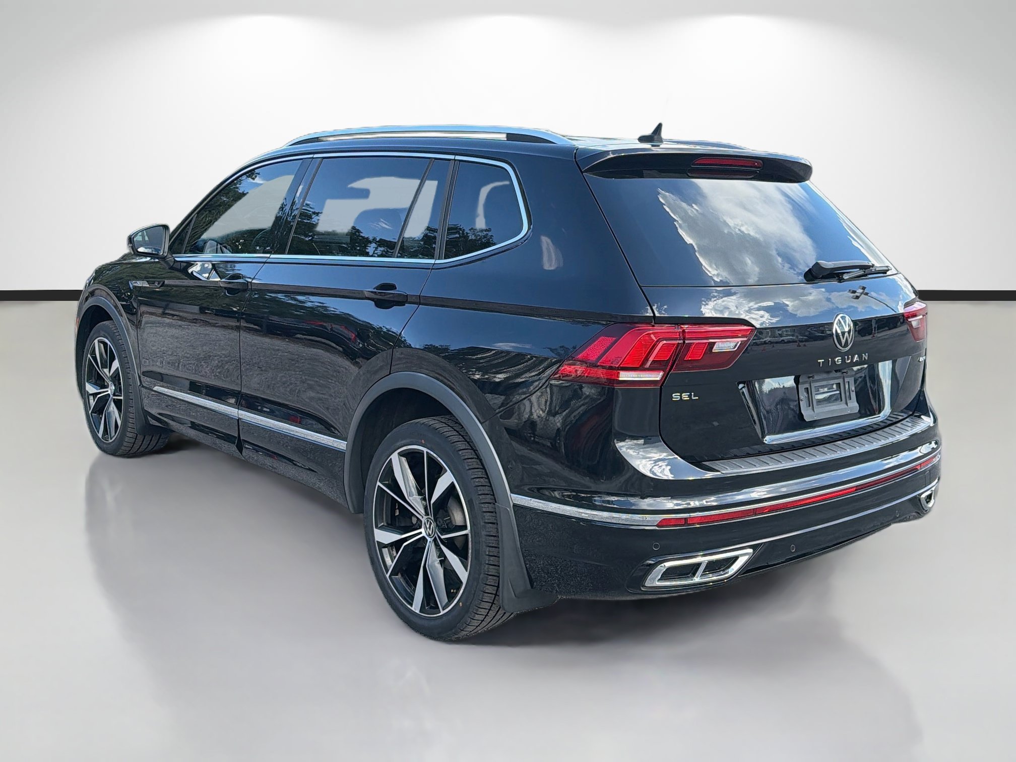 Used 2022 Black Volkswagen SEL R-Line image 5