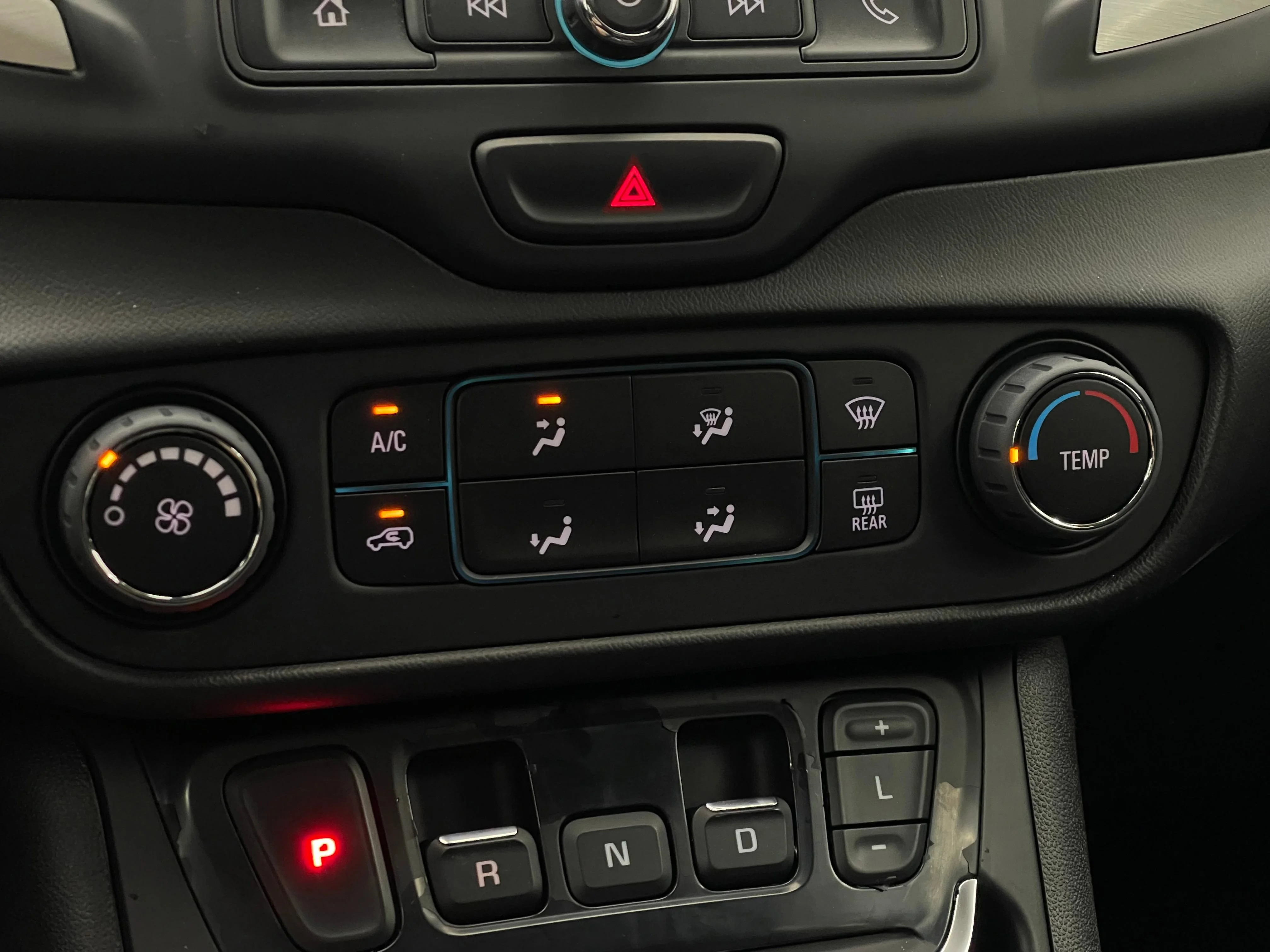 Used 2019 SUMMIT WHITE GMC SLE image 23