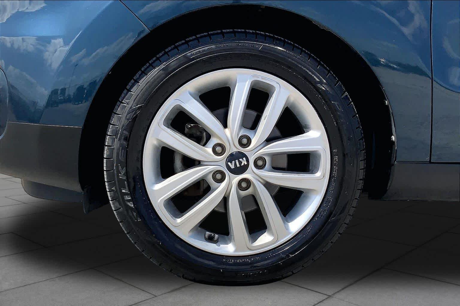 Used 2018 Mysterious Blue Kia + image 11